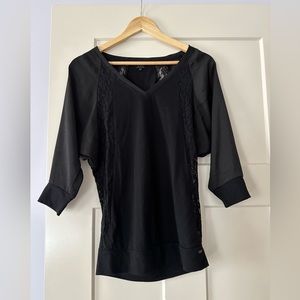 Guess v-neck 3/4 sleeve top with lace